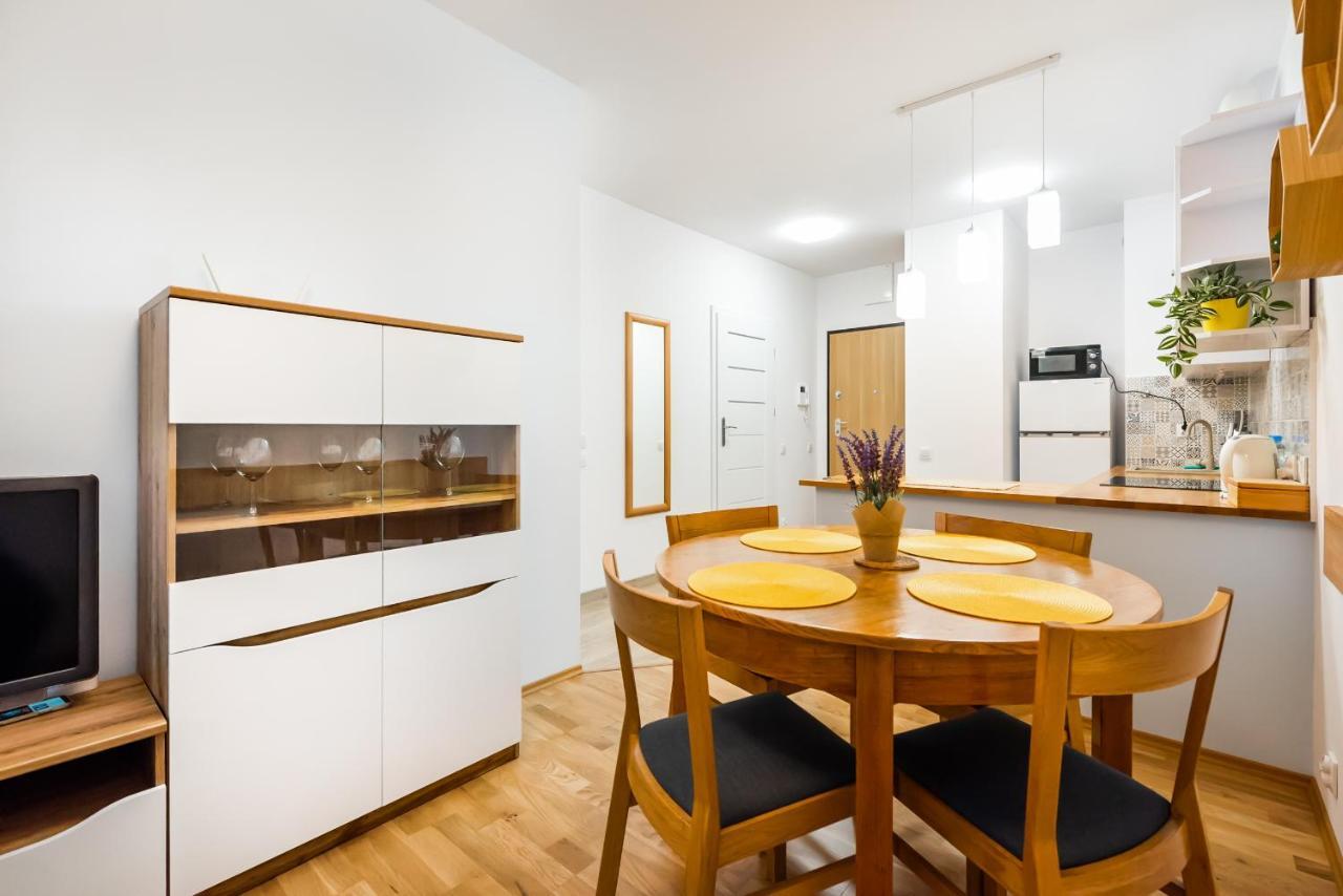 ורשה Metro Bemowo Colourful Apartment מראה חיצוני תמונה