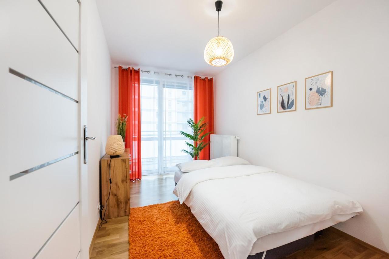 ורשה Metro Bemowo Colourful Apartment מראה חיצוני תמונה